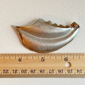 Giovanni vintage leaf brooch pin in satin and shiny silvertone with curly stem